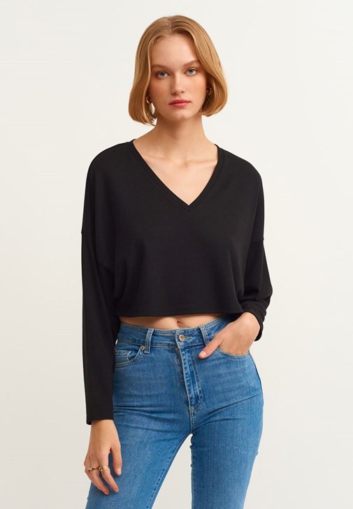 V Yaka Crop Kazak ve Slim-Fit Denim Pantolon Kombini
