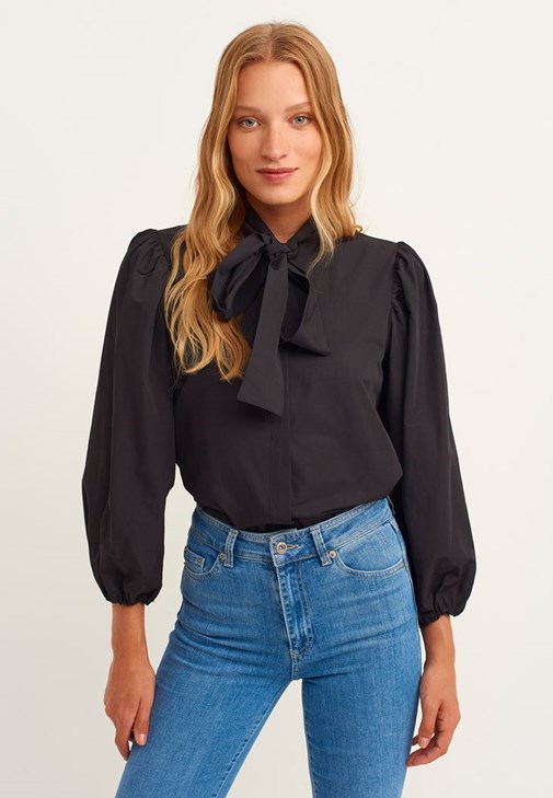 Trençkot ve Mom-Fit Denim Pantolon Kombini