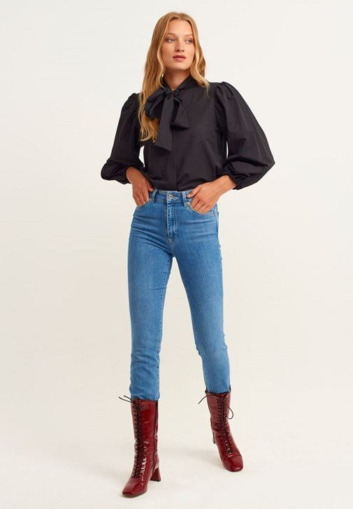 Trençkot ve Mom-Fit Denim Pantolon Kombini