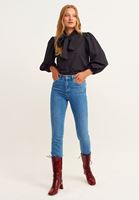 Trençkot ve Mom-Fit Denim Pantolon Kombini