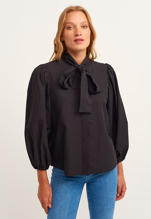 Trençkot ve Mom-Fit Denim Pantolon Kombini