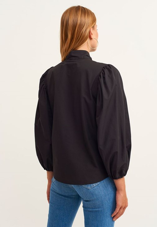 Trençkot ve Mom-Fit Denim Pantolon Kombini
