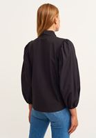 Trençkot ve Mom-Fit Denim Pantolon Kombini
