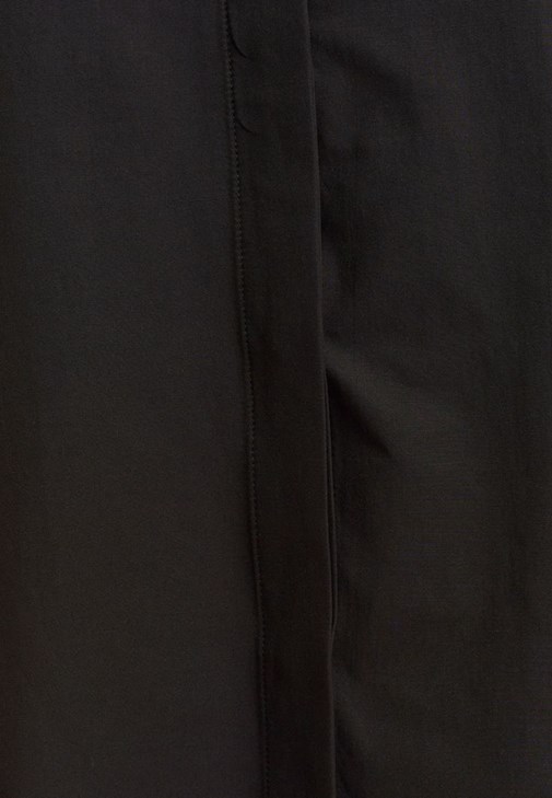 Trençkot ve Mom-Fit Denim Pantolon Kombini