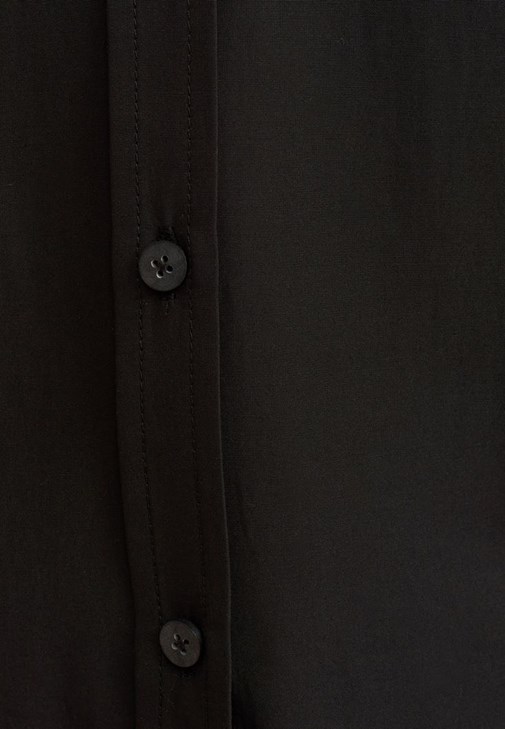 Oversize Cepli Gömlek ve Toka Detaylı Bot Kombini