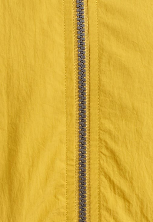 Kapüşonlu Yağmurluk ve Straight-Fit Pantolon Kombini
