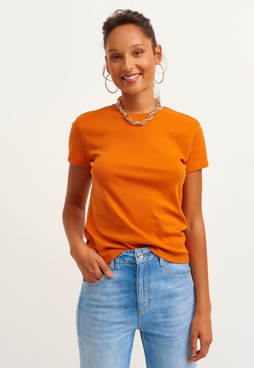 Zero-Neck Tişört ve Denim Pantolon Kombini