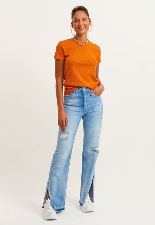 Zero-Neck Tişört ve Denim Pantolon Kombini