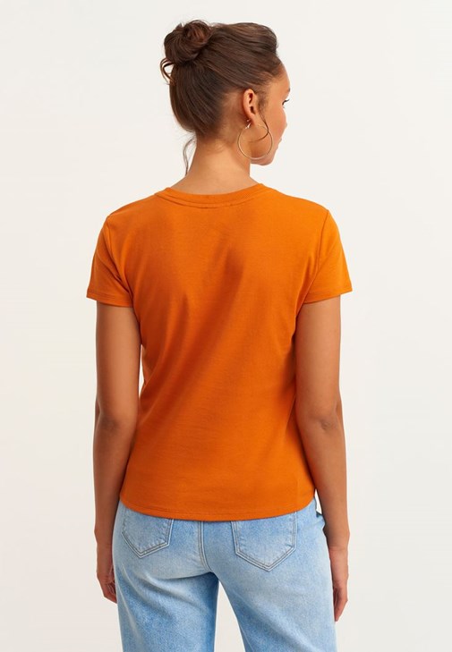 Zero-Neck Tişört ve Denim Pantolon Kombini