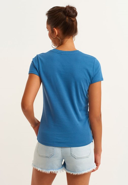 Zero-Neck Tişört ve Denim Şort Kombini