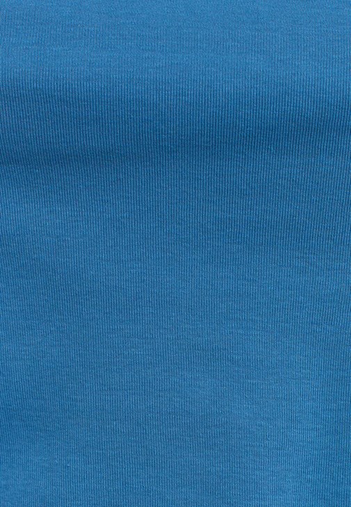 Zero-Neck Tişört ve Denim Şort Kombini