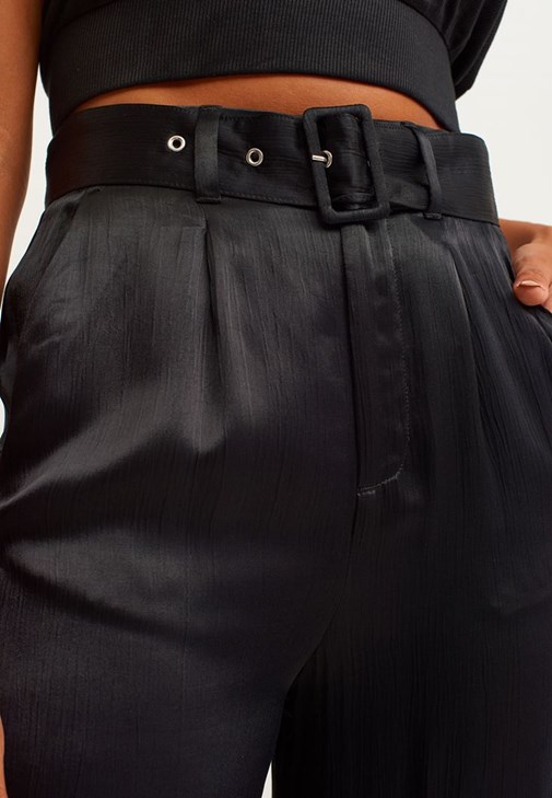 Yaka Detaylı Bluz ve Kemer Detaylı Pantolon Kombini