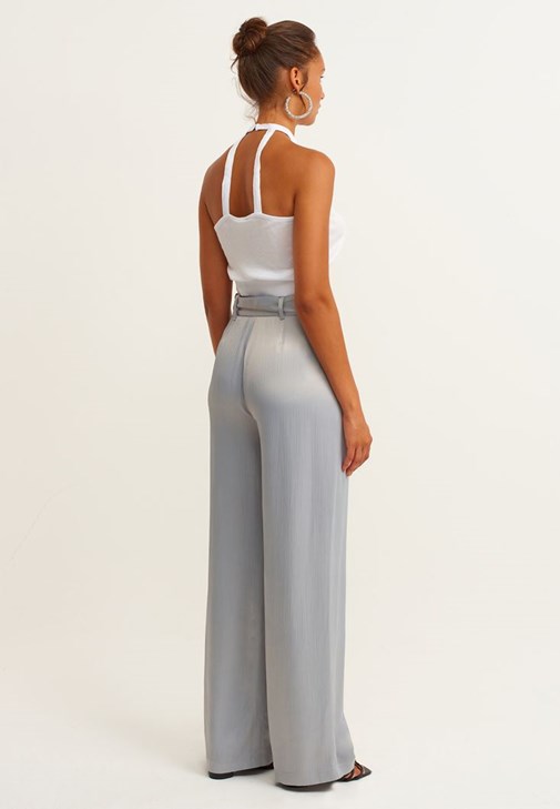 Yaka Detaylı Bluz ve Wide-Leg Pantolon Kombini