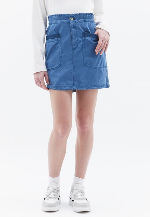 Cepli Mini Ete ve Zero-Neck Tişört Kombini