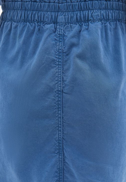 Cepli Mini Ete ve Zero-Neck Tişört Kombini