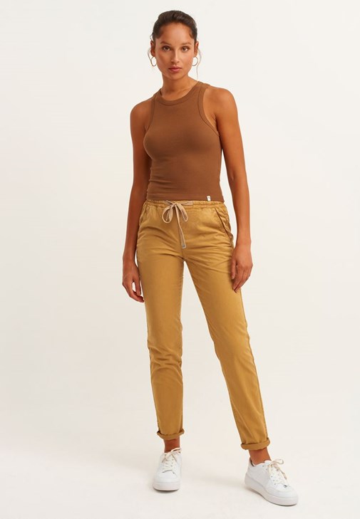 Seamless Crop Top ve Bağcıklı Pantolon Kombini