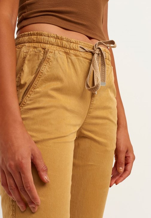 Seamless Crop Top ve Bağcıklı Pantolon Kombini
