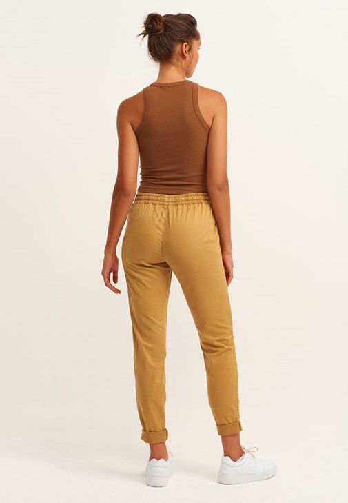 Seamless Crop Top ve Bağcıklı Pantolon Kombini