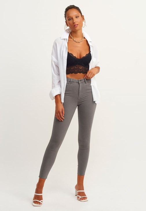 Toparlayıcı Etkili Skinny Pantolon ve Oversize Cepli Gömlek Kombini