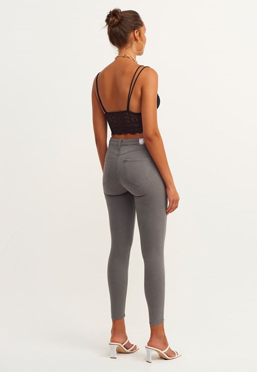 Toparlayıcı Etkili Skinny Pantolon ve Oversize Cepli Gömlek Kombini
