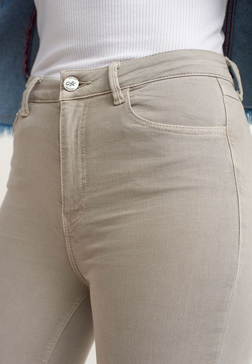 Romantik Gipeli Bluz ve Skinny Pantolon Kombini