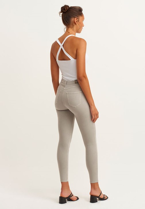 Romantik Gipeli Bluz ve Skinny Pantolon Kombini