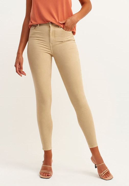 Skinny Pantolon ve V Yaka Tişört Kombini