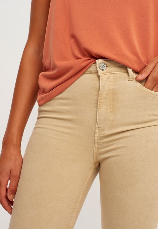 Skinny Pantolon ve V Yaka Tişört Kombini