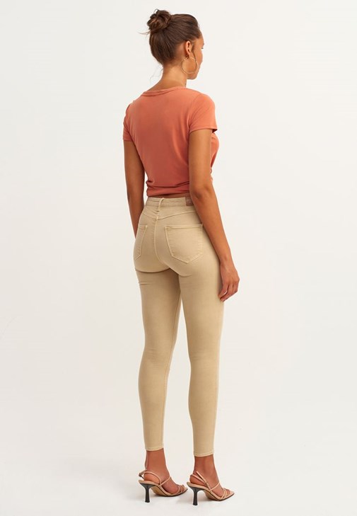 Skinny Pantolon ve V Yaka Tişört Kombini