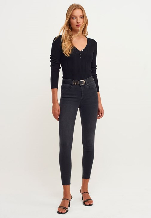 V Yaka Triko Kazak ve Skinny Denim Kombini