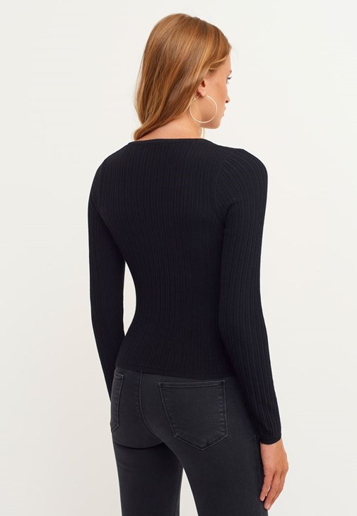 V Yaka Triko Kazak ve Skinny Denim Kombini