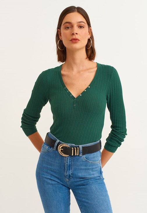 V Yaka Triko Kazak ve Slim-Fit Denim Pantolon Kombini