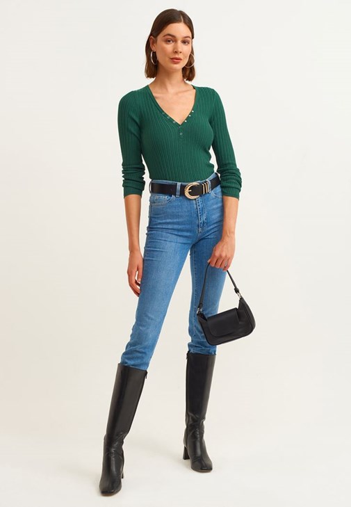 V Yaka Triko Kazak ve Slim-Fit Denim Pantolon Kombini
