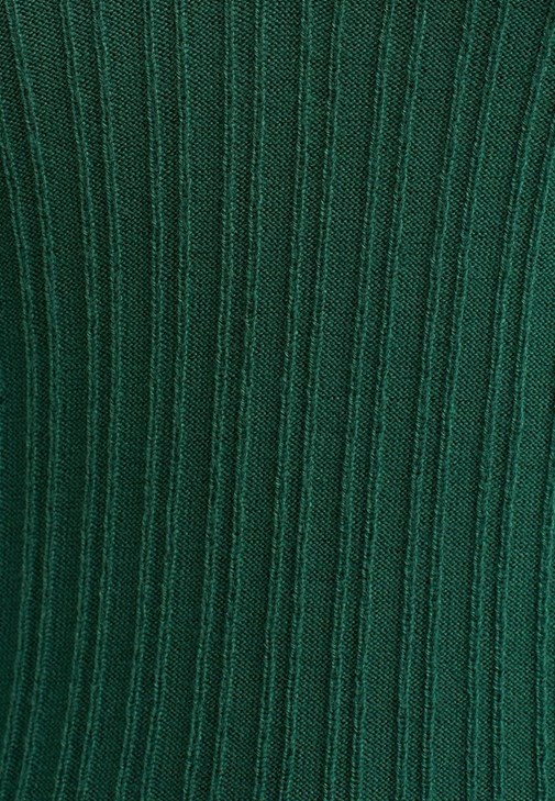 V Yaka Triko Kazak ve Slim-Fit Denim Pantolon Kombini