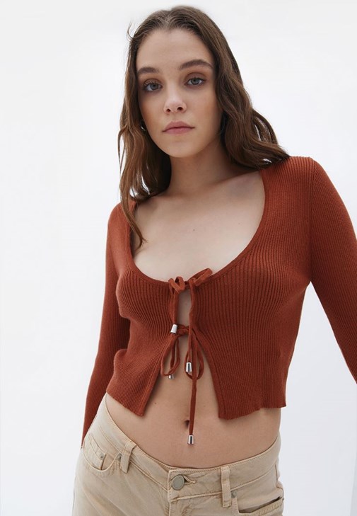 Crop Triko Hırka ve Jogger Pantolon Kombini