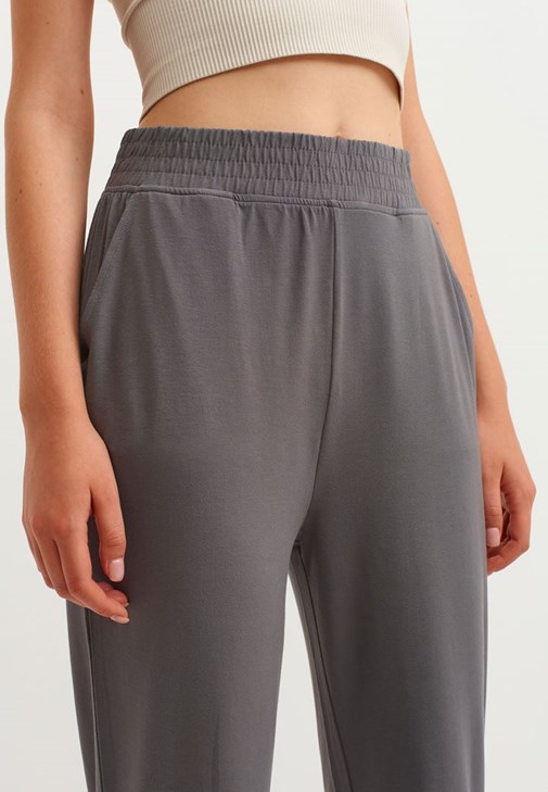 Jogger Pantolon ve Dikişsiz Crop Top Kombini