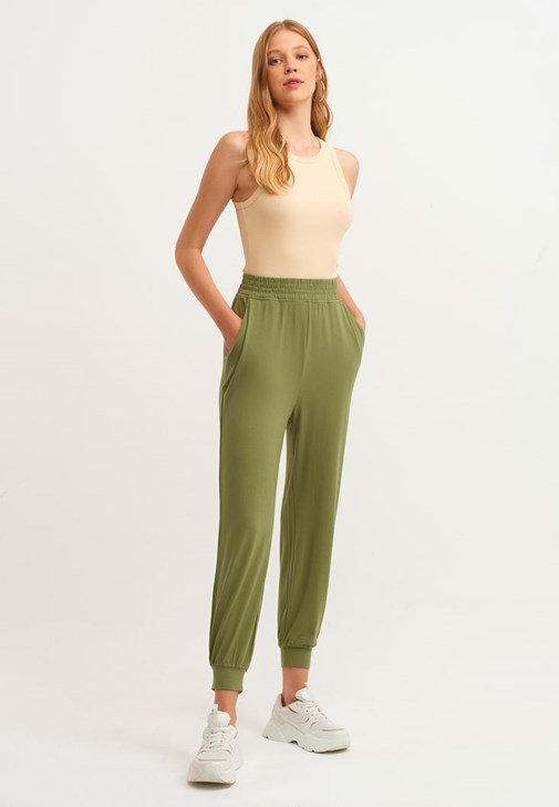  Jogger Pantolon ve Tank Top Kombini
