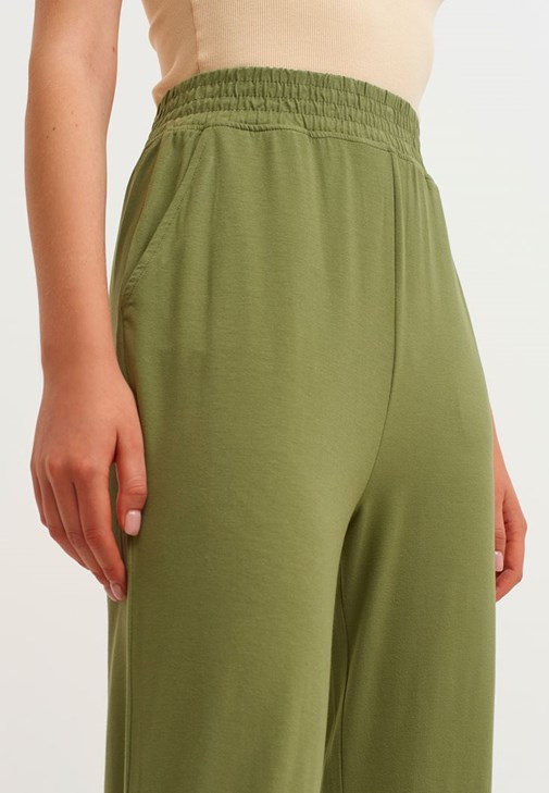  Jogger Pantolon ve Tank Top Kombini