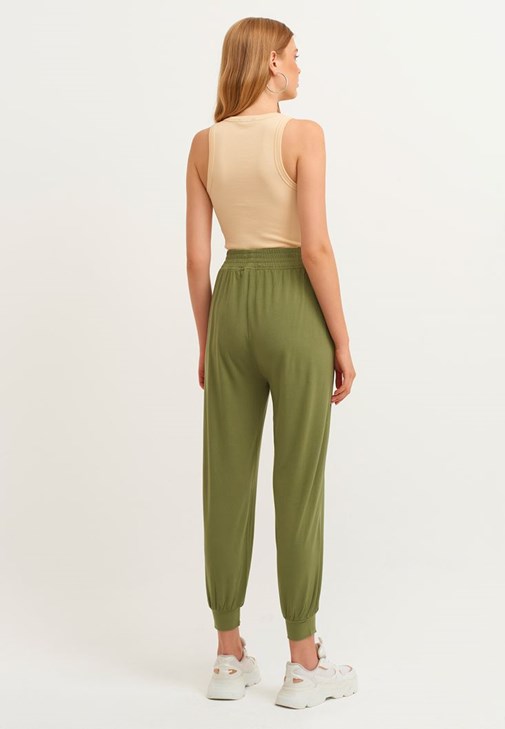  Jogger Pantolon ve Tank Top Kombini