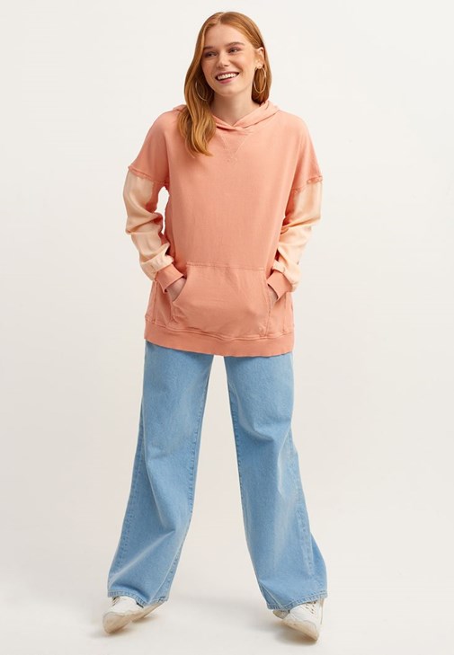 Oversize Sweatshirt ve Wide-Leg Denim Kombini 