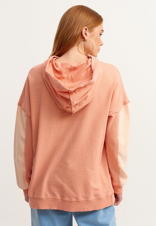 Oversize Sweatshirt ve Wide-Leg Denim Kombini 