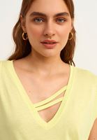Bayan Sarı Biye Detaylı V-Neck Tişört
