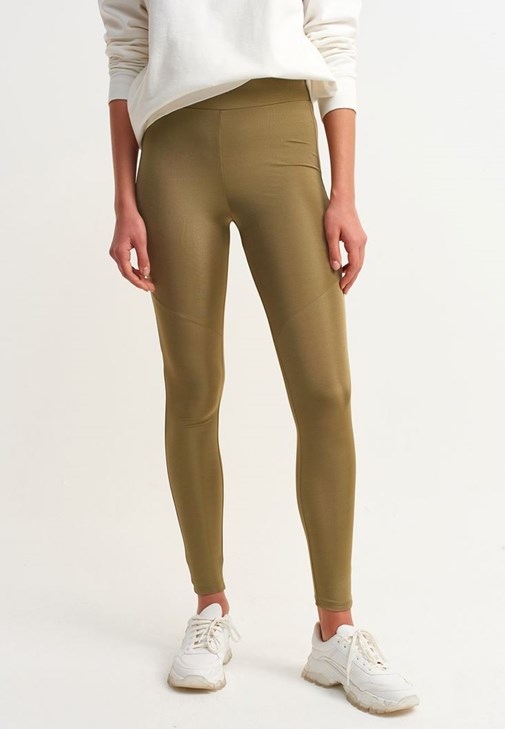 Parlak Dokulu Legging Tayt ve Crop Sweatshirt Kombini
