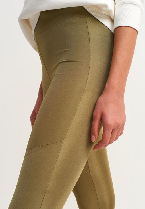 Parlak Dokulu Legging Tayt ve Crop Sweatshirt Kombini