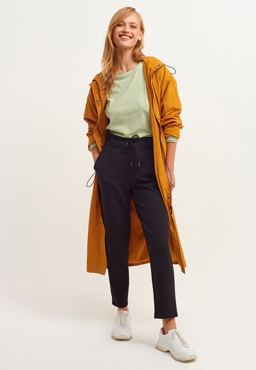 Carrot-Fit Sweat Pantolon ve Waterproof Uzun Yağmurluk Kombini