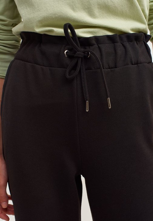 Carrot-Fit Sweat Pantolon ve Waterproof Uzun Yağmurluk Kombini