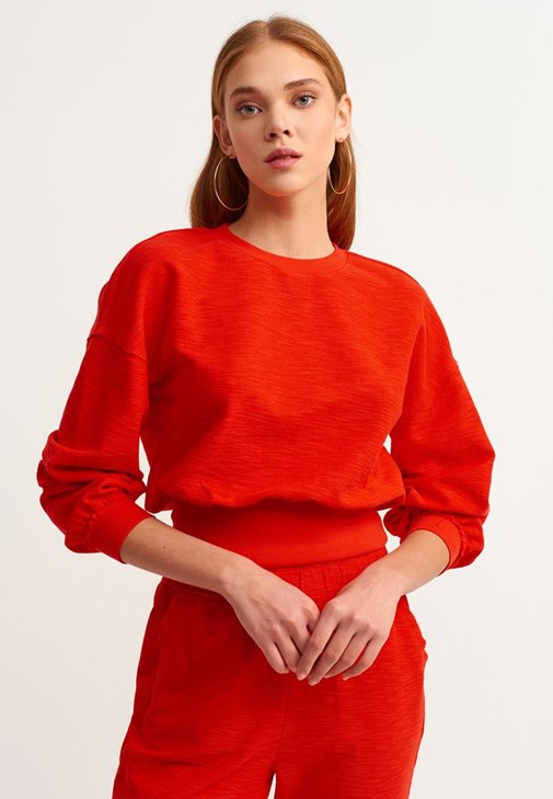 Mom-Fit Jean Pantolon ve Crop Sweatshirt Kombini