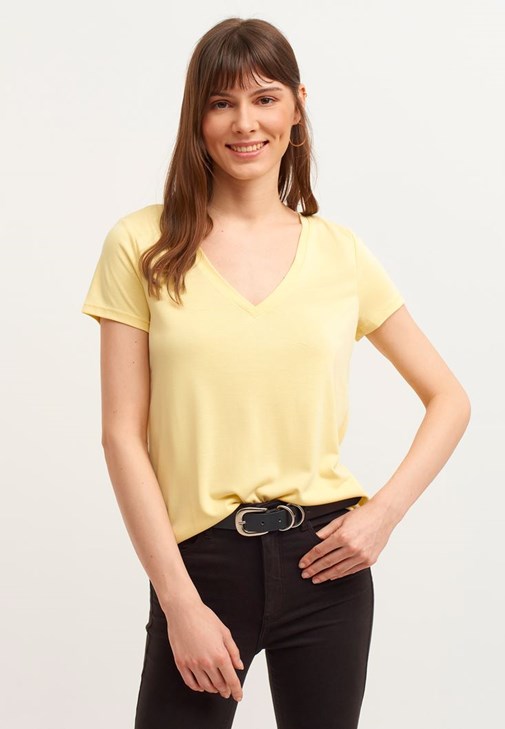 V-Neck Tişört Ve Dar Paça Pantolon Kombini