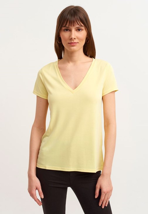 V-Neck Tişört Ve Dar Paça Pantolon Kombini