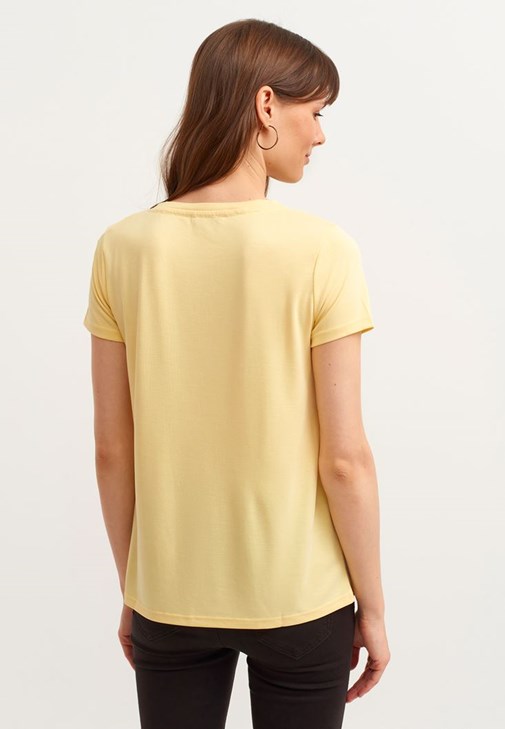 V-Neck Tişört Ve Dar Paça Pantolon Kombini